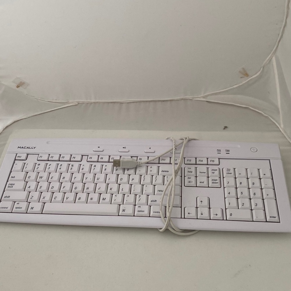 WIRED KEYBOARD - Picture 3 of 4
